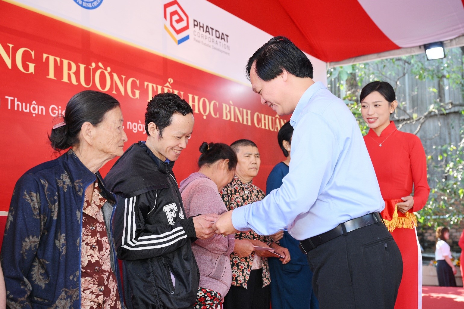 Ông Bùi Quang Anh Vũ, Tổng giám đốc Phát Đạt trao tặng 10 phần quà Tết cho 10 hộ dân có hoàn cảnh cần được hỗ trợ tại địa phương. Ảnh: Phát Đạt. 