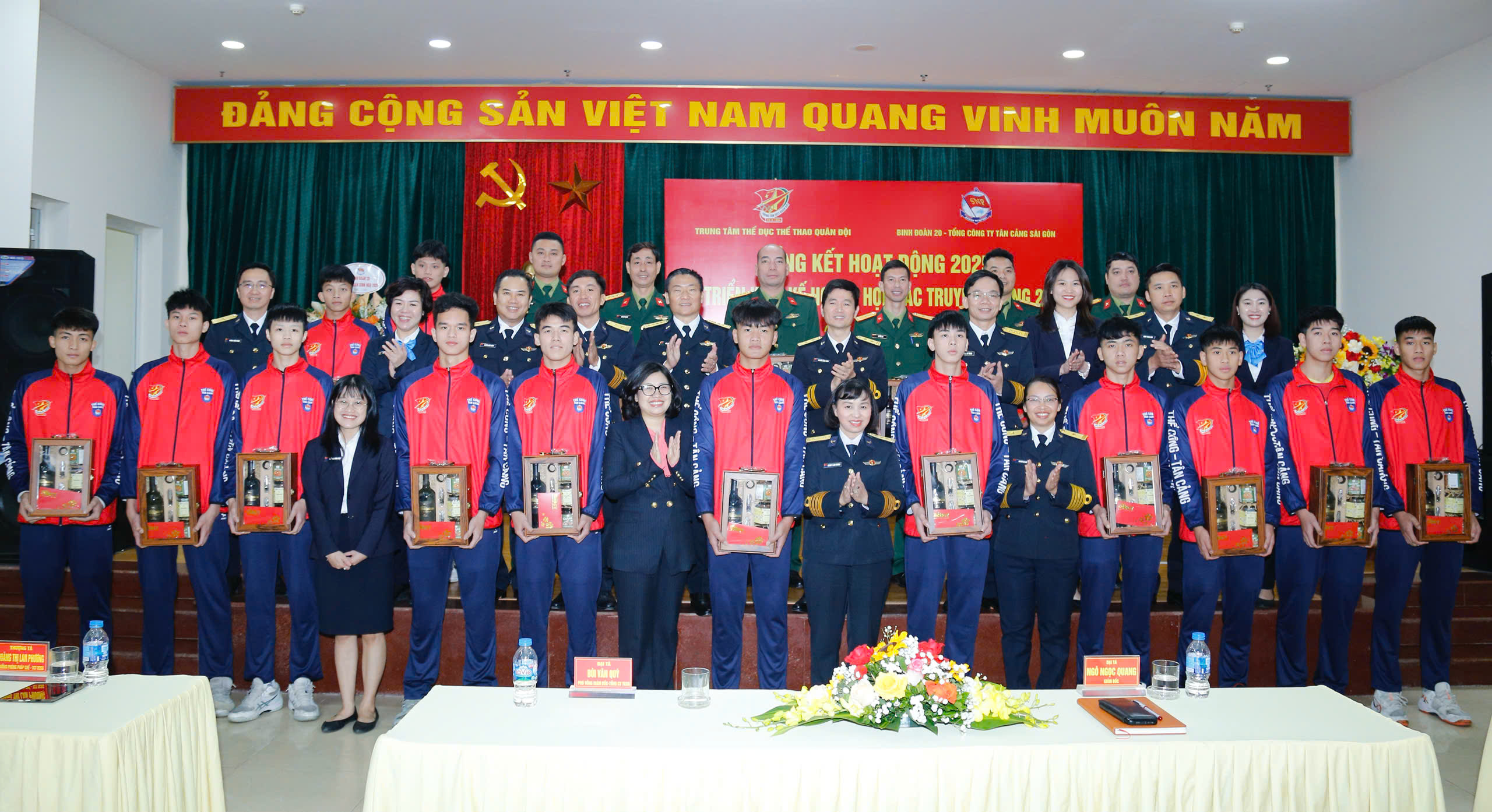 Đại diện TCSG và cảng Tân Cảng HICT trao quà Tết cho ban huấn luyện và vận động viên đội bóng chuyến Thể Công – Tân Cảng. Ảnh: Tân Cảng Sài Gòn.