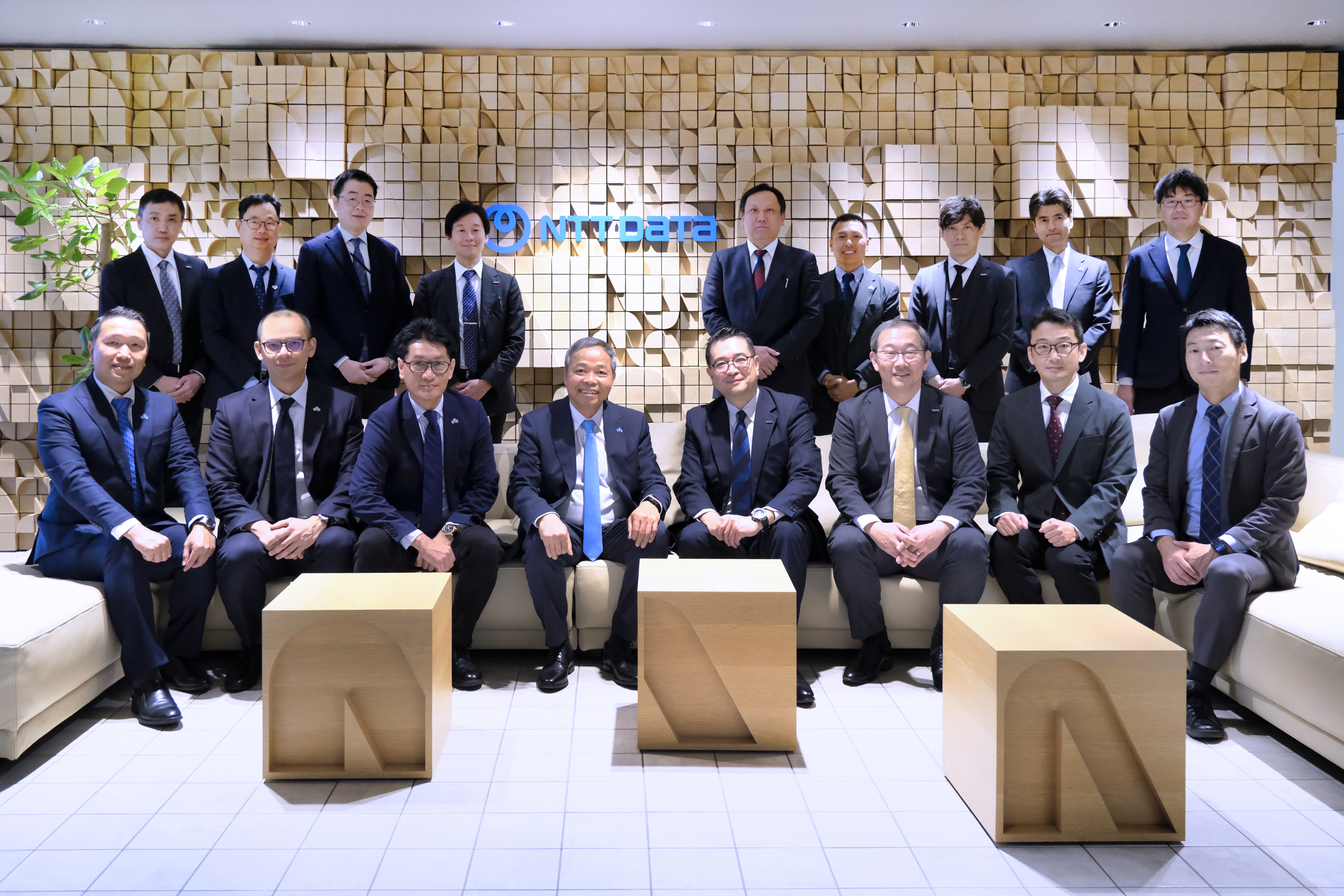 Ban Lãnh đạo NTT Data, NTT Data Vietnam và tập đoàn Công nghệ CMC cam kết thúc đẩy hợp tác chiến lược cung cấp dịch vụ IT cho thị trường Nhật Bản và Việt Nam.
