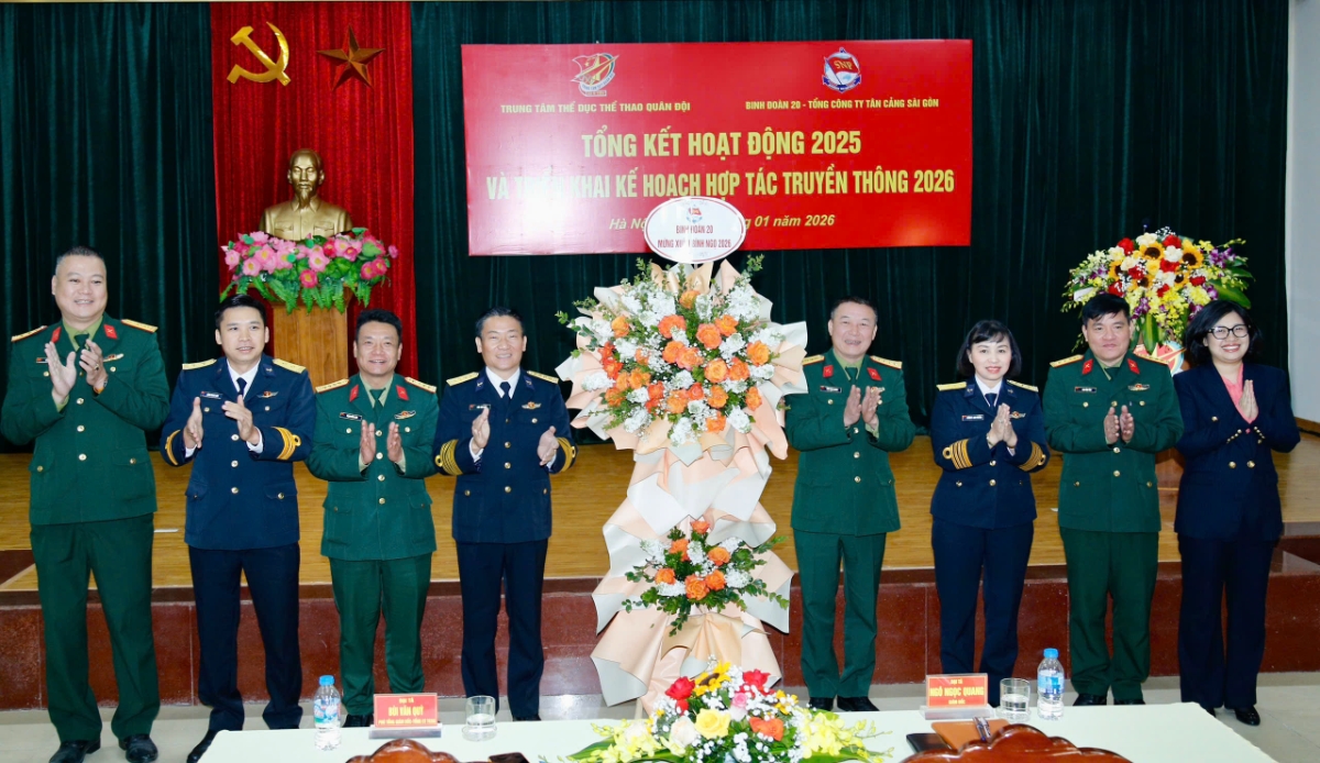 Ban Giám đốc TTTDTT QĐ và đại diện Ban Lãnh đạo, chỉ huy các cơ quan đơn vị của TCSG thể hiện tinh thần quyết tâm cao hướng đến những thành tích nổi bật hơn trong năm 2026. Ảnh:&nbsp;Tân Cảng Sài Gòn.