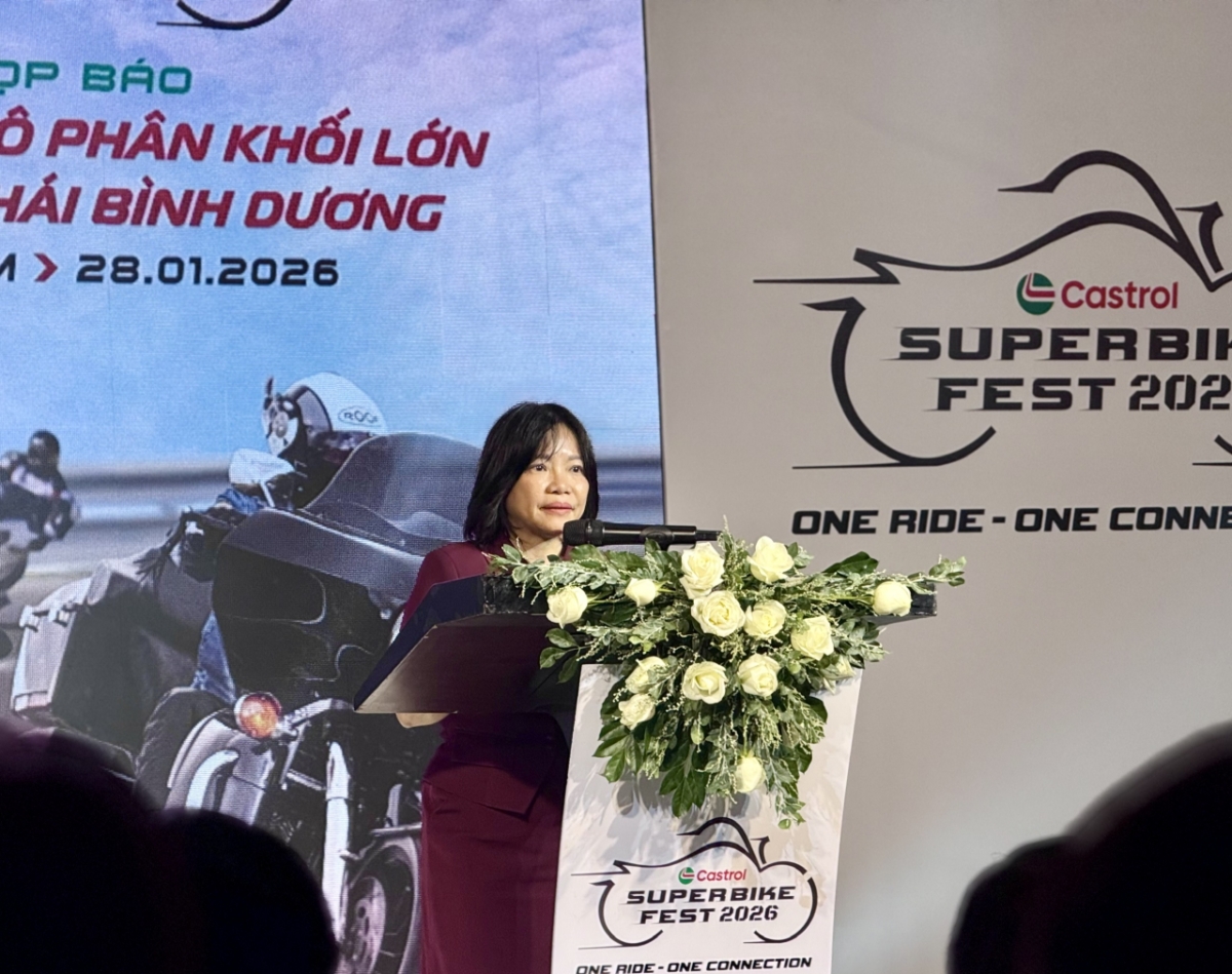 Bà Thái Thị Lệ Hằng, Tổng Biên tập Báo và Phát thanh, truyền hình Khánh Hòa, phát biểu tại họp báo.