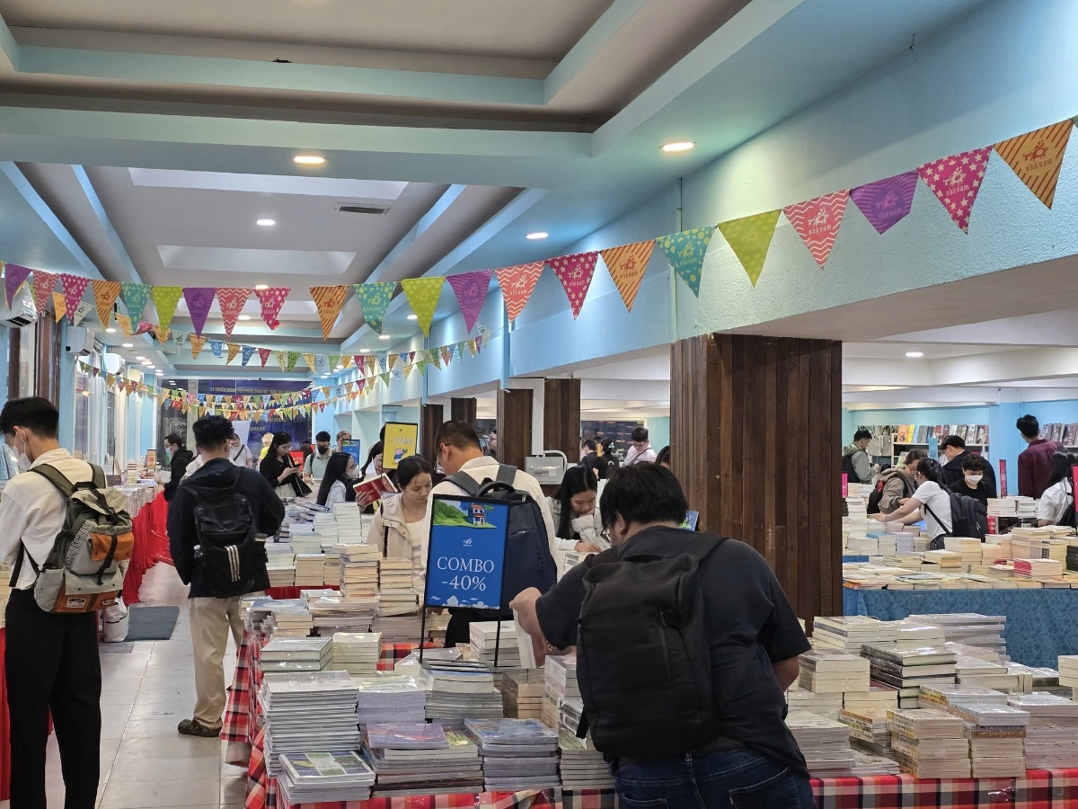 “Hội sách&nbsp;Xuân Bính Ngọ - Dọn kho đón Tết 2026”&nbsp; đông vui ngay từ ngày đầu mở cửa.