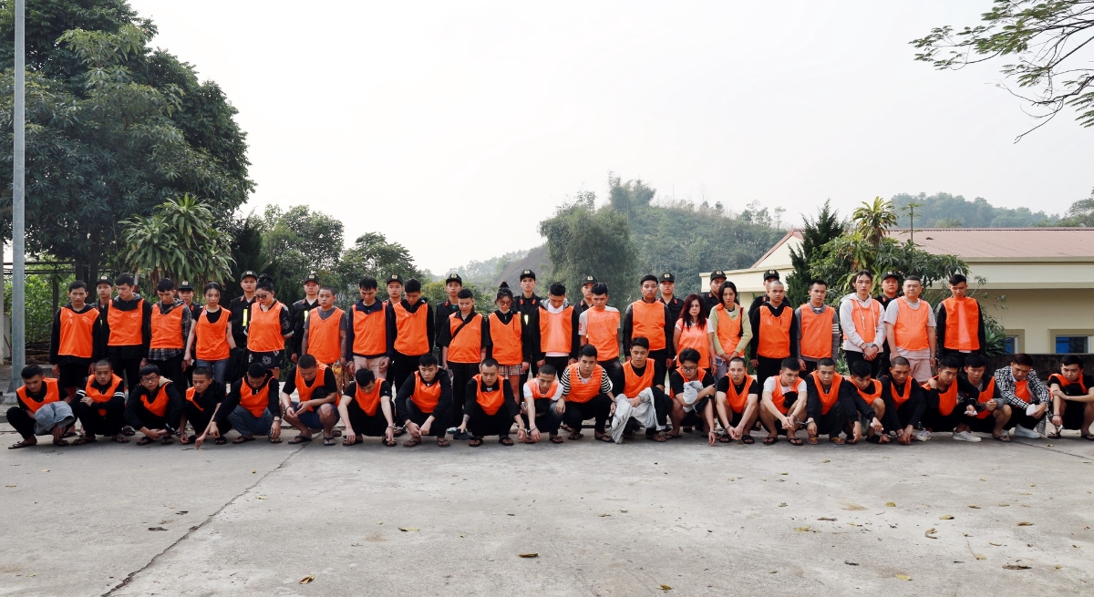 &nbsp;Các đối tượng được di lý về tỉnh Lào Cai để tiếp tục điều tra xử lý. Ảnh: Cổng thông tin điện tử Bộ Công an.