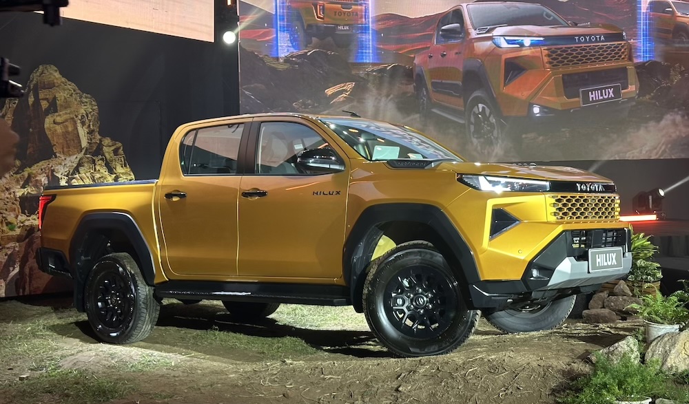 <i>Nhằm đáp ứng tối đa nhu cầu sử dụng ngày càng đa dạng của nhiều nhóm khách hàng khác nhau, với Hilux thế hệ thứ 9, Toyota chính thức giới thiệu 3 phiên bản được phát triển theo những định hướng rõ ràng về công năng và phong cách, bao gồm: Hilux Standard 2.8 4x2MT, Hilux Pro 2.8 4x2AT và Hilux Trailhunter 2.8 4x4AT, giá bán đã bao gồm VAT lần lượt từ 632 triệu đồng, 706 triệu đồng và 903 triệu đồng.</i>