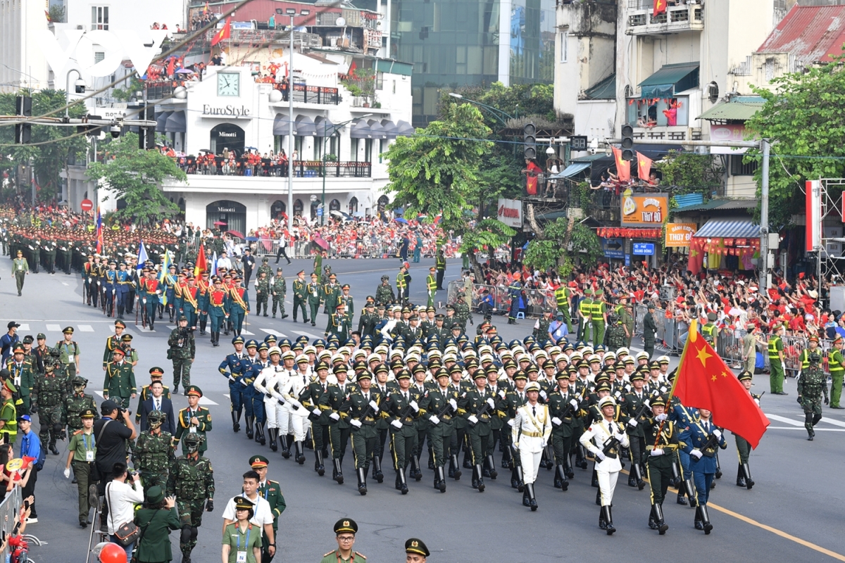 Người dân Việt Nam hân hoan chào đón các khối quân đội nước ngoài tham gia diễu binh trong ngày Quốc khánh 2/9.
