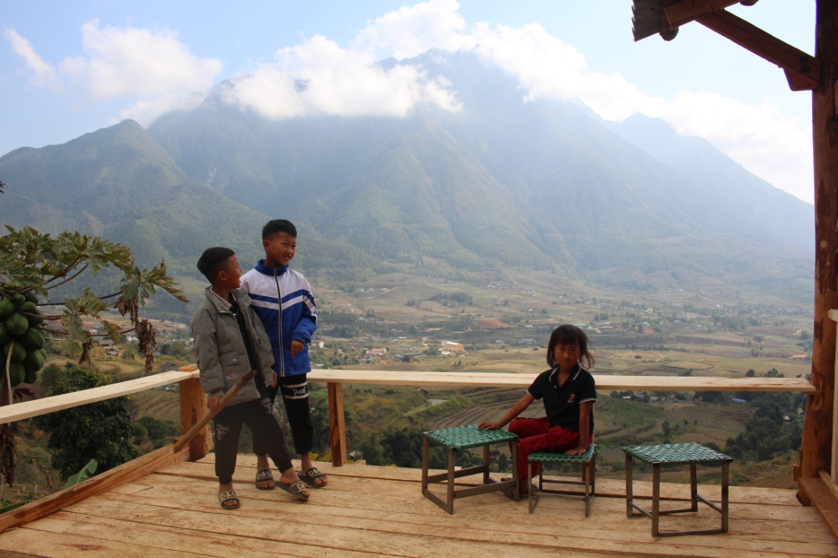 Những đứa trẻ ở Bản Chu Va 6 và núi Chu Va thơ mộng. Ảnh: Chu Khôi.