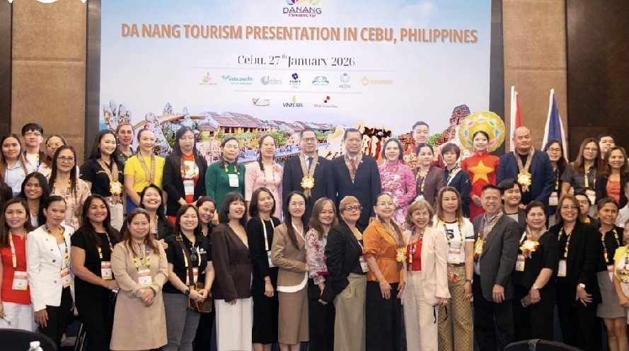 Đoàn Đà Nẵng chụp ảnh lưu niệm với các đối tác tại Philippines. Ảnh Đoàn công tác cung cấp.