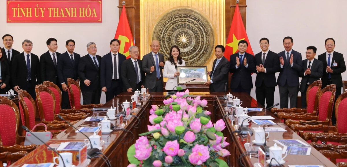 Bí thư Tỉnh ủy Thanh Hoá Nguyễn Doãn Anh trao quà lưu niệm cho Tập đoàn WHA.