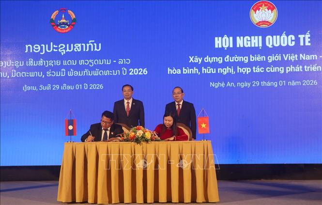 Đại diện lãnh đạo Mặt trận tổ quốc các tỉnh có chung đường biên giới Việt - Lào ký kết biên bản giao ước thi đua năm 2026. Ảnh: TTXVN.