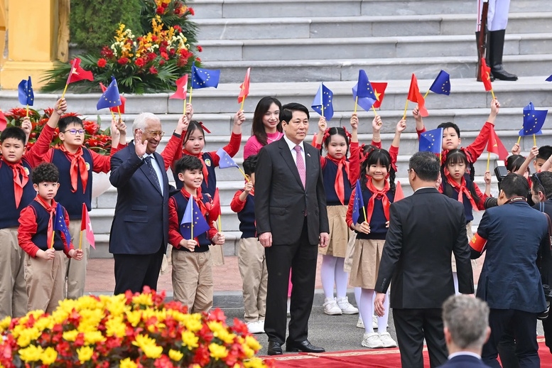 Chủ tịch nước Lương Cường và Chủ tịch Hội đồng châu Âu António Costa với thiếu nhi Thủ đô Hà Nội - Ảnh VGP