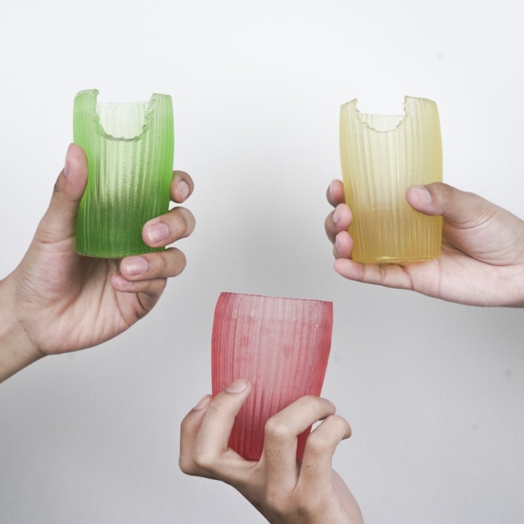 Những&nbsp;chiếc cốc làm từ thạch rong biển đang 