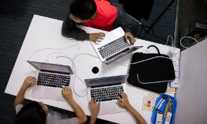 Hệ sinh thái edtech đã mở rộng từ việc hỗ trợ số hóa cơ bản sang điều phối toàn bộ vòng đời học tập. Ảnh: Bloomberg