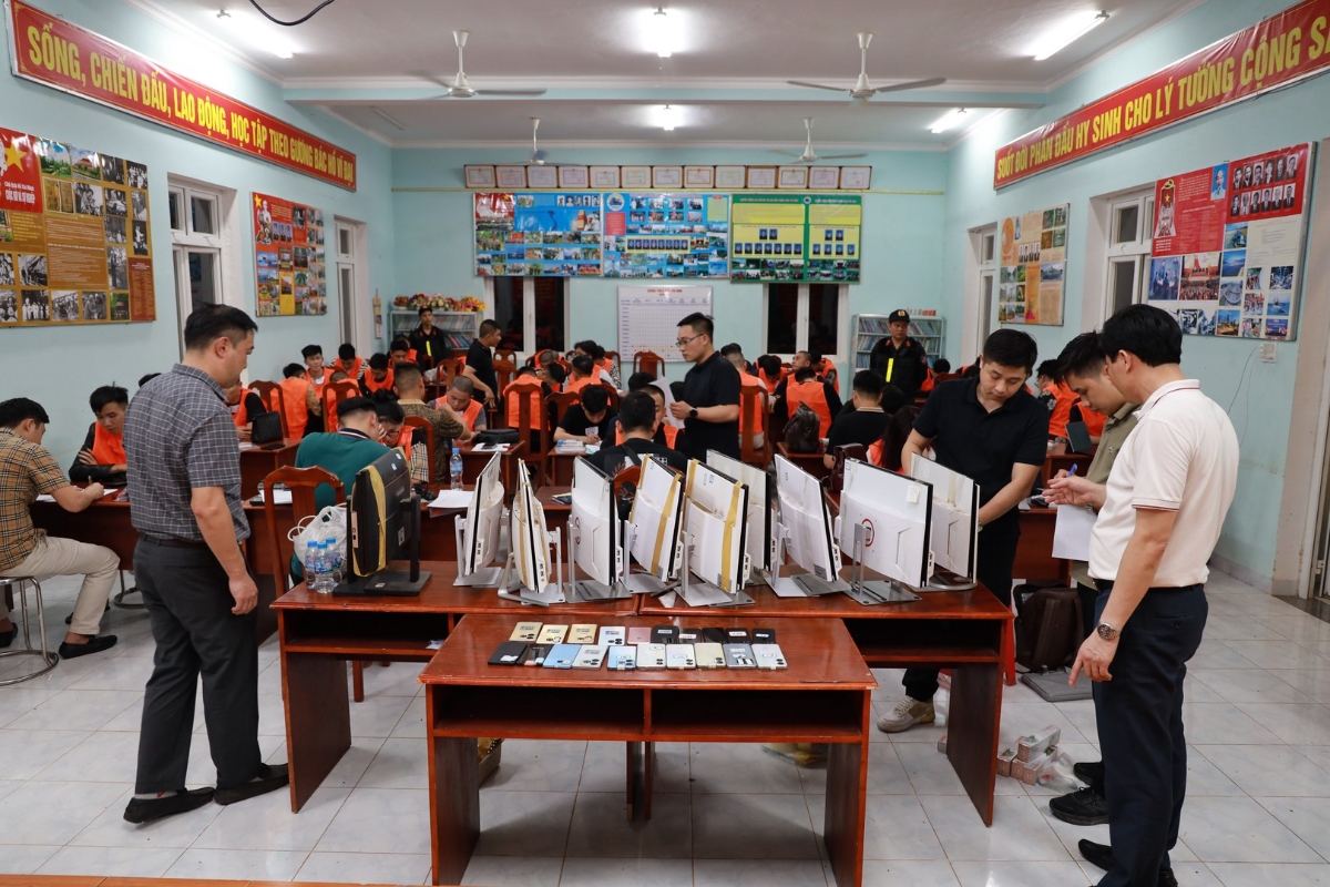 Hình ảnh tang vật và các đối tượng sau khi được trao trả tại Việt Nam.&nbsp;Ảnh: Cổng thông tin điện tử Bộ Công an.