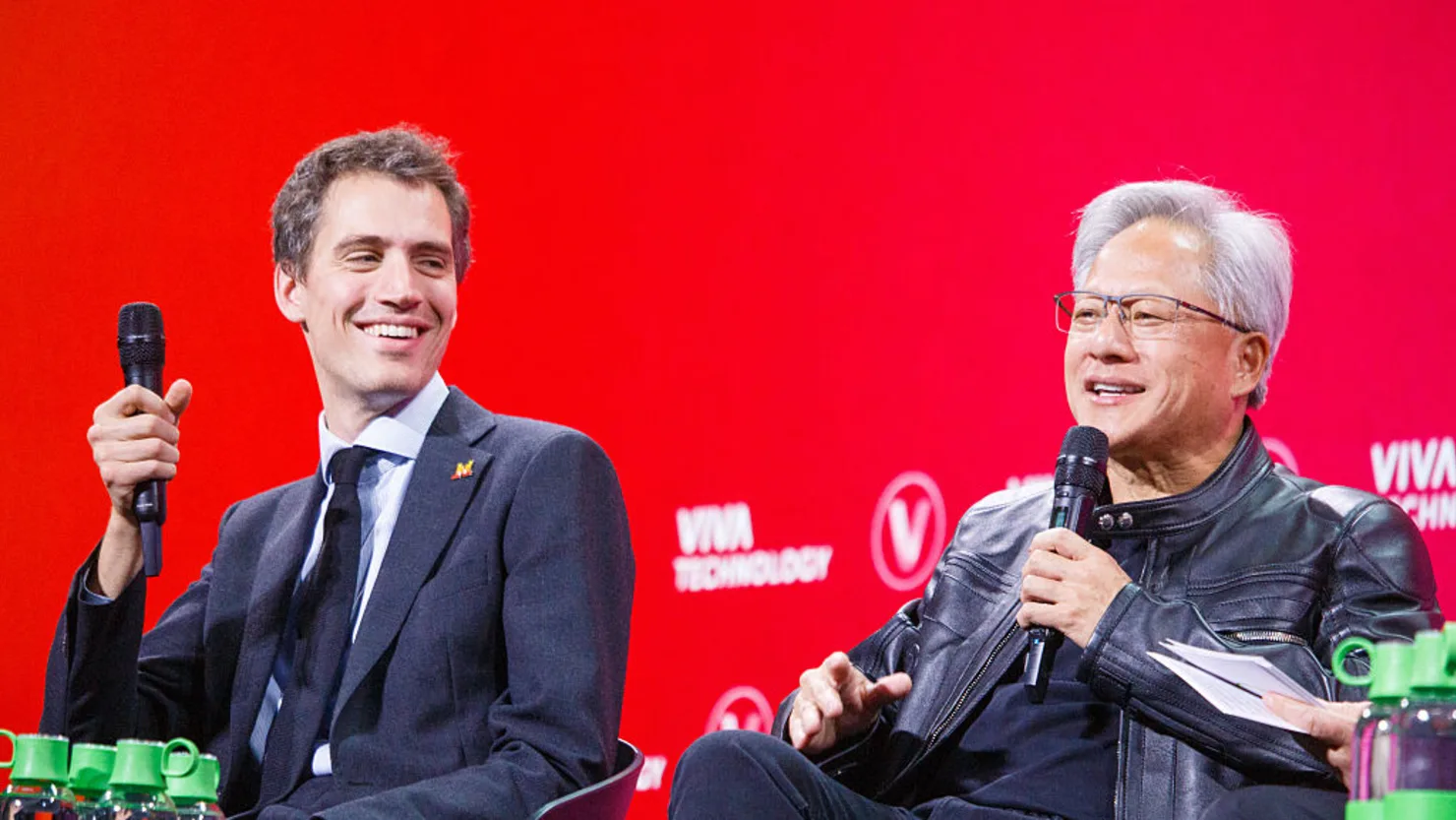 Hai nhà lãnh đạo Arthur Mensch của Mistral AI và Jensen Huang của Nvidia xuất hiện trong sự kiện tổ chức tại Vivatechnology (Paris, Pháp) vào ngày 11/6/2025. (Nguồn: AUGUSTIN PASQUINI/Hans Lucas/AFP/Getty Images)