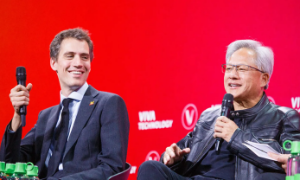 Hai nhà lãnh đạo Arthur Mensch của Mistral AI và Jensen Huang của Nvidia xuất hiện trong sự kiện tổ chức tại Vivatechnology (Paris, Pháp) vào ngày 11/6/2025. (Nguồn: AUGUSTIN PASQUINI/Hans Lucas/AFP/Getty Images)