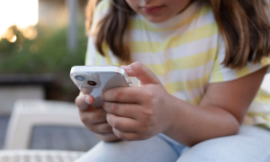 Theo đề xuất, các nền tảng phải ngăn chặn trẻ vị thành niên truy cập thông qua các cơ chế xác minh độ tuổi. Ảnh: achi.net