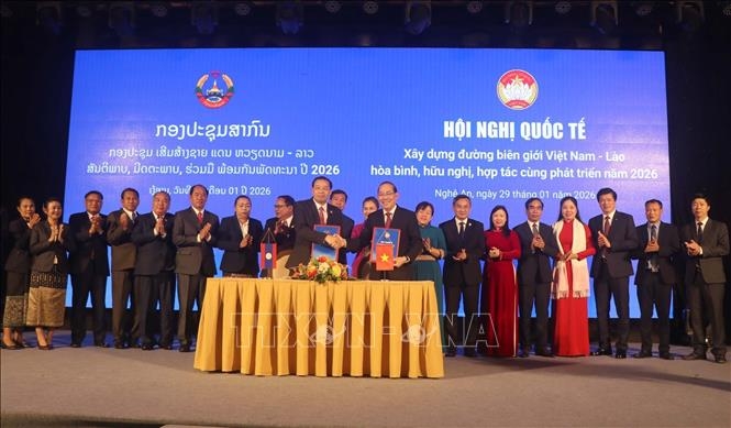 Lãnh đạo hai bên ký kết thống nhất thông cáo chung Kết quả Hội nghị quốc tế về xây dựng đường biên giới Việt Nam - Lào. Ảnh: TTXVN.