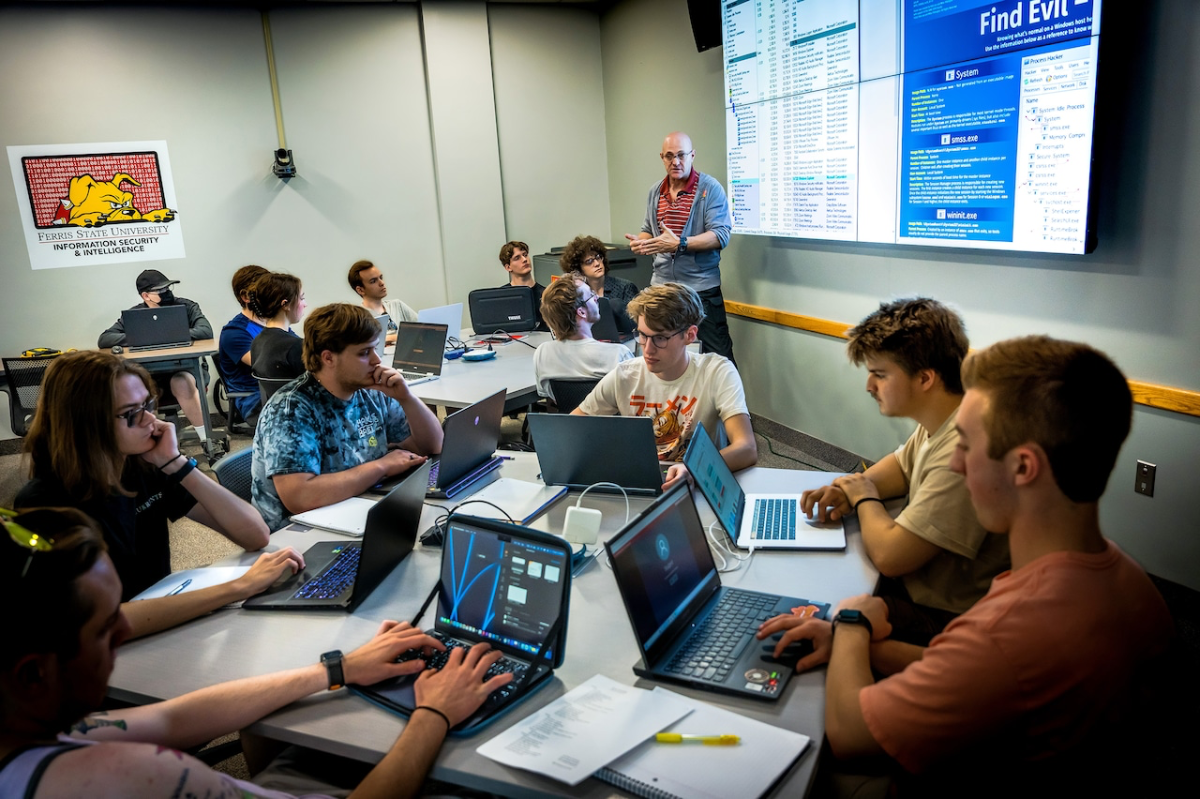 Học tập ưu tiên thiết bị có tính di động cao sẽ là một trong những xu hướng giáo dục sắp tới. Ảnh: Ferris State University