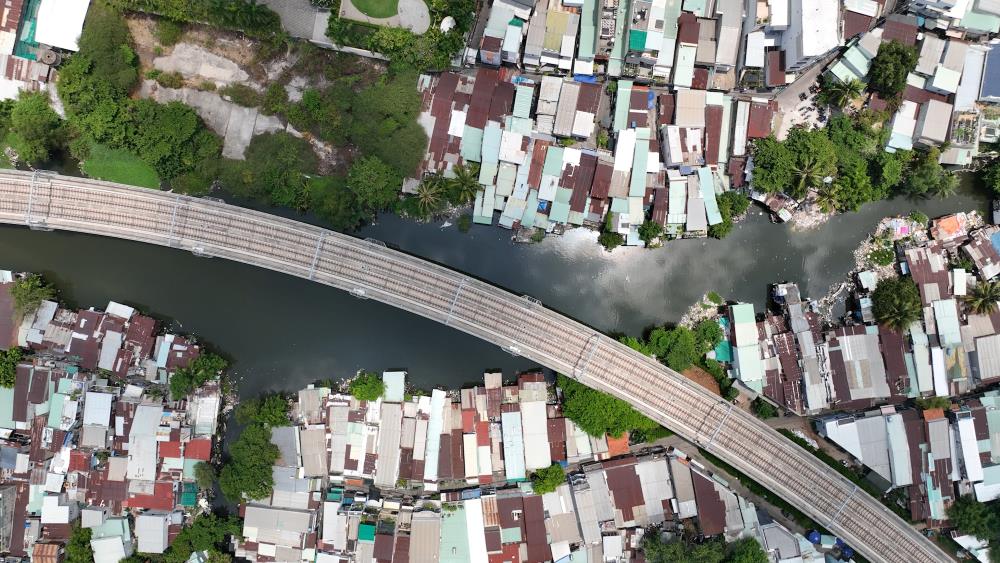 Dãy nhà ven rạch Văn Thánh nằm dưới tuyến metro số 1 -  Ảnh: Anh Tú.