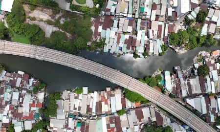 Dãy nhà ven rạch Văn Thánh nằm dưới tuyến metro số 1 - Ảnh: Anh Tú.