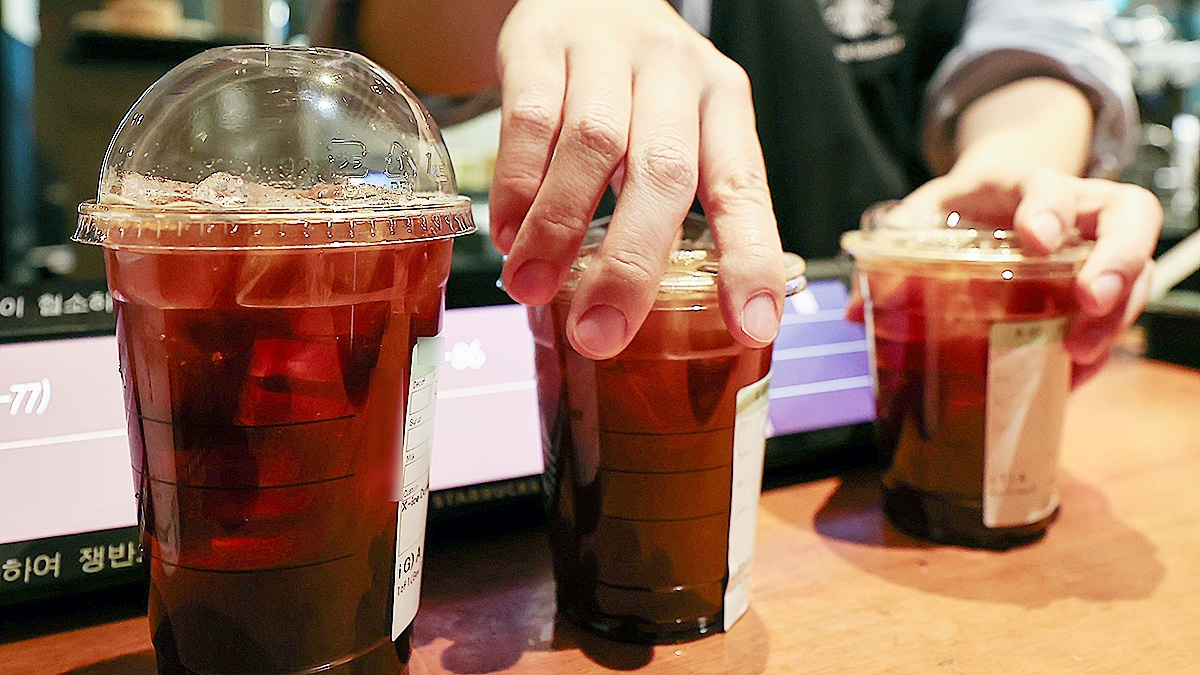Hàn Quốc sẽ cấm các quán cà phê và nhà hàng cung cấp miễn phí ly nhựa dùng 1 lần.