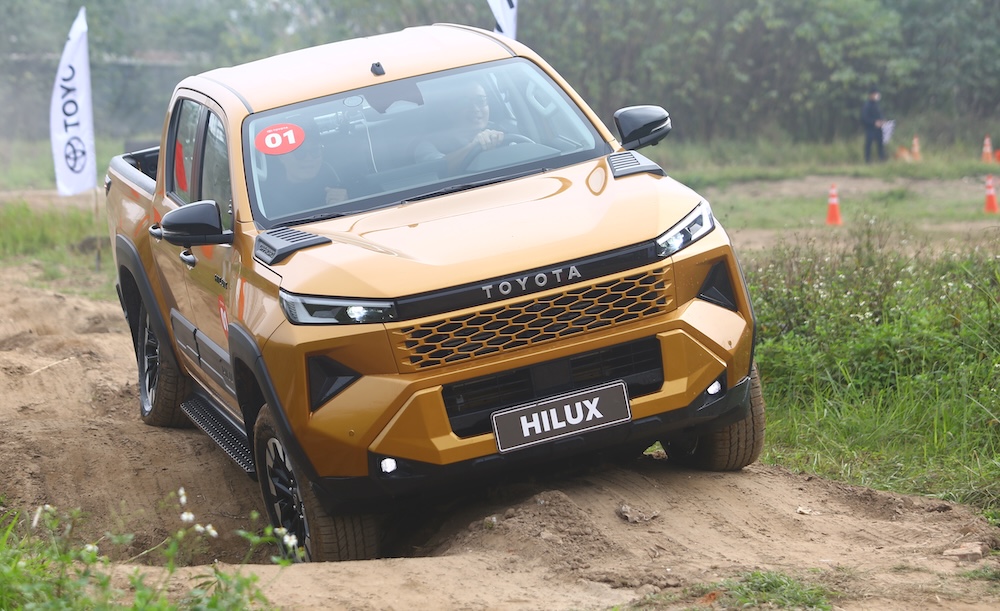 Toyota Hilux 2026 hoàn toàn mới ra mắt với giá từ 632 triệu, tham vọng thống trị trở lại