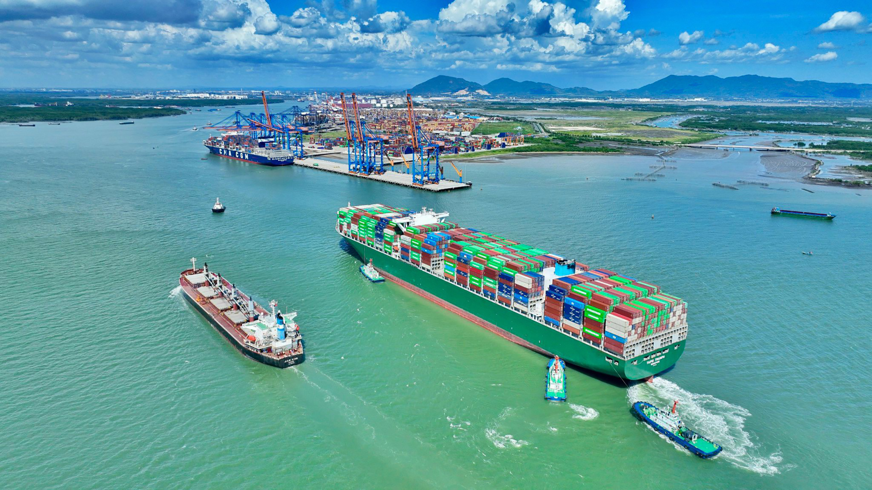 Các doanh nghiệp trong cụm cảng Cái Mép-Thị Vải đã và đang đầu tư trang thiết bị, phát triển cảng thông minh, hướng tới mô hình cảng xanh. Trong ảnh: Cảng Gemalink