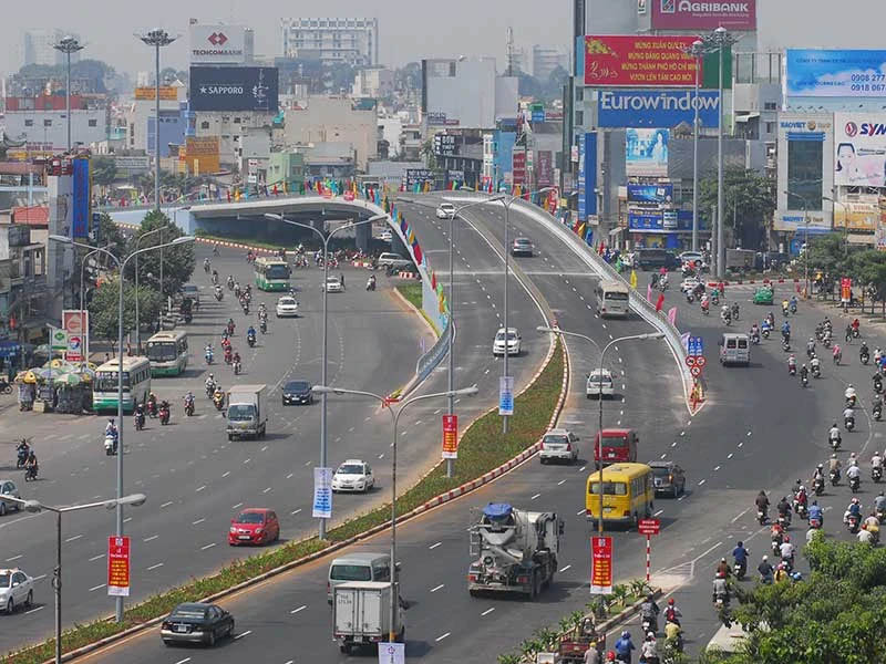 Cầu vượt tại ngã tư Hàng Xanh, TP. Hồ Chí Minh - Ảnh minh họa.