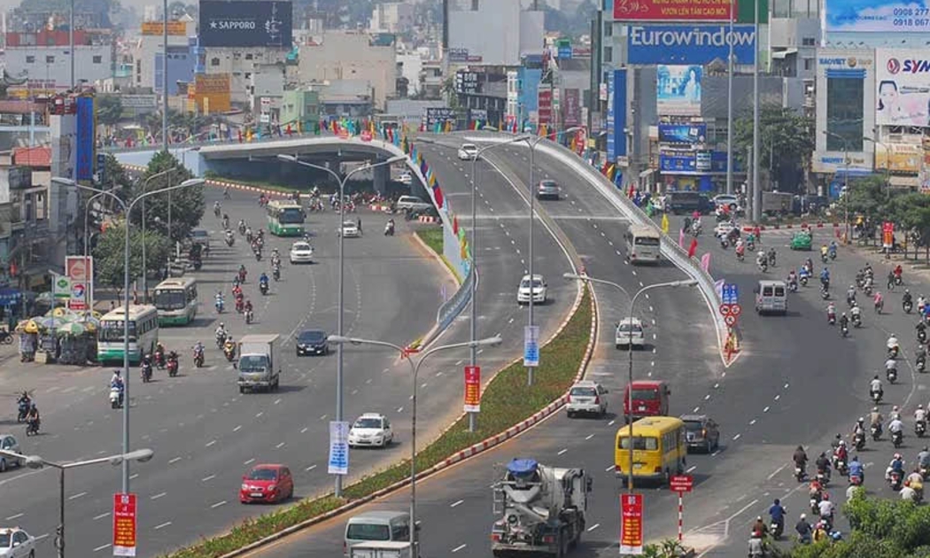 Cầu vượt tại ngã tư Hàng Xanh, TP. Hồ Chí Minh - Ảnh minh họa.