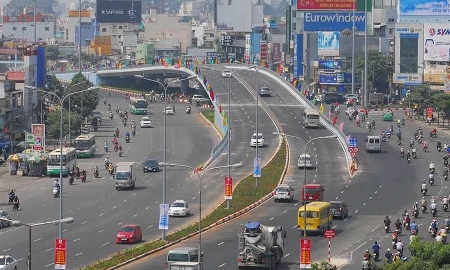 Cầu vượt tại ngã tư Hàng Xanh, TP. Hồ Chí Minh - Ảnh minh họa.