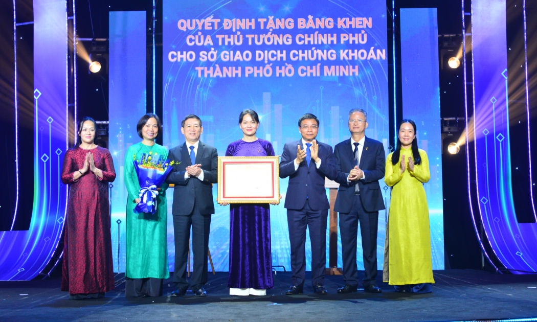 Đồng chí Hồ Đức Phớc - Ủy viên Ban Chấp hành Trung ương Đảng, Phó Thủ tướng Chính phủ lên trao Bằng khen cho Sở Giao dịch Chứng khoán TP. Hồ Chí Minh