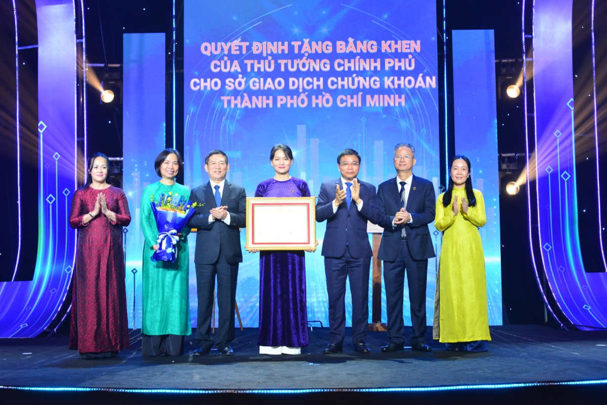 Đồng chí Hồ Đức Phớc - Ủy viên Ban Chấp hành Trung ương Đảng, Phó Thủ tướng Chính phủ lên trao Bằng khen cho Sở Giao dịch Chứng khoán TP. Hồ Chí Minh