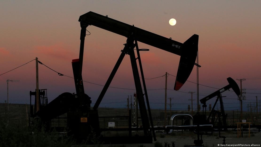 Dầu mỏ và khí tự nhiên là nguồn nguyên liệu đầu vào cho sản xuất nhựa. Ảnh: Gary Kazanjian/AP/picture alliance