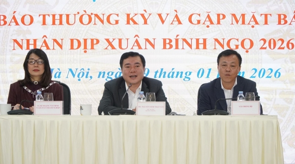 Thứ trưởng Nguyễn Sinh Nhật Tân chủ trì buối họp báo thướng kỳ.