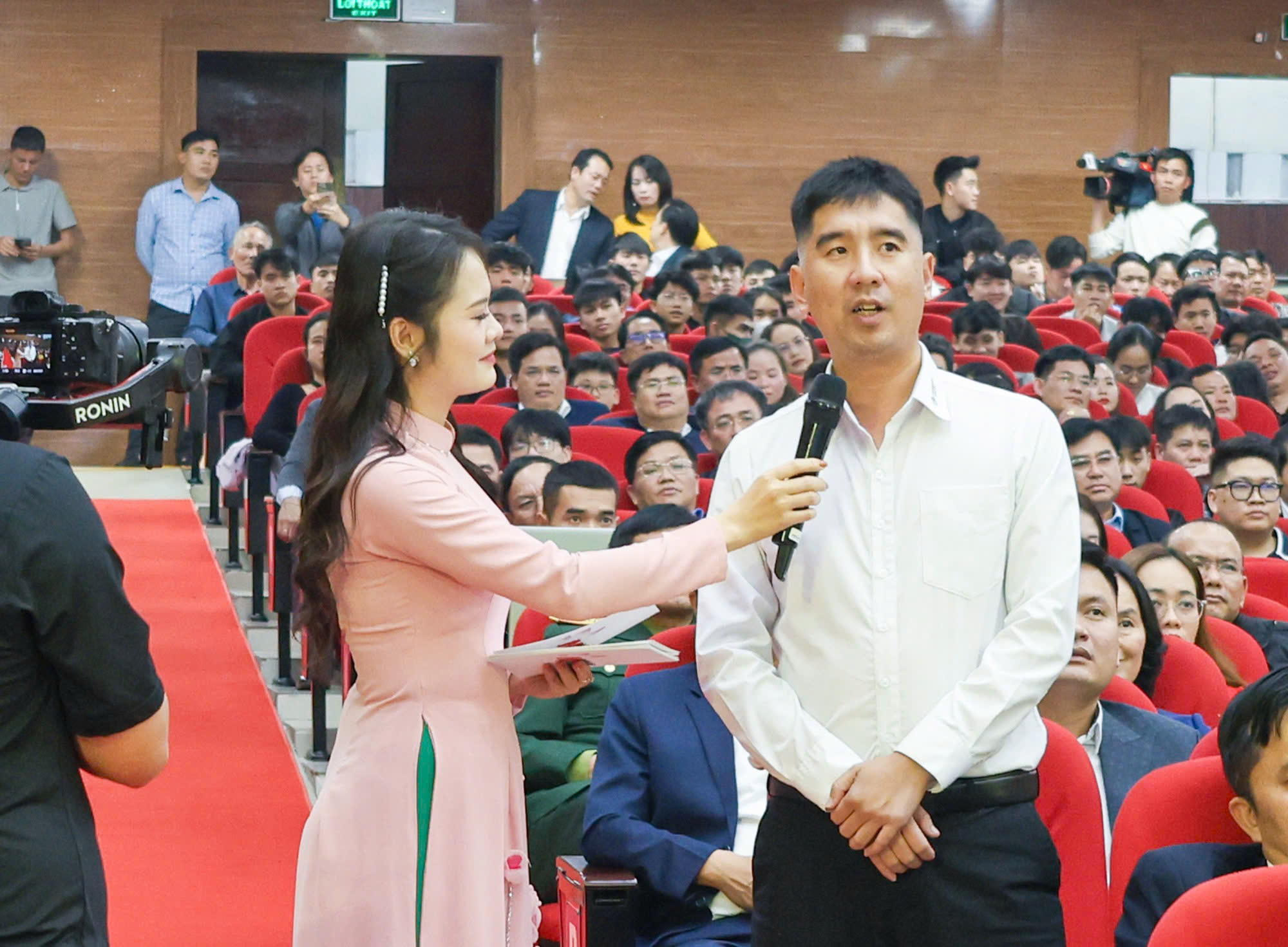 Tại Chương trình, đại diện Công ty Hoàng Gia Phát trao 129 triệu đồng cho Trường Tiểu học Mường Quàng và bày tỏ mong muốn với sự đồng hành của Công ty sẽ góp phần tạo điều kiện cho các em học tập
