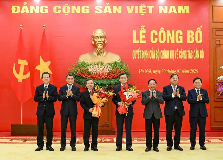 Lãnh đạo các Ban Đảng, Văn phòng Trung ương Đảng chúc mừng đồng chí Lê Minh Trí và Đoàn Minh Huấn. Ảnh: Nhân Dân