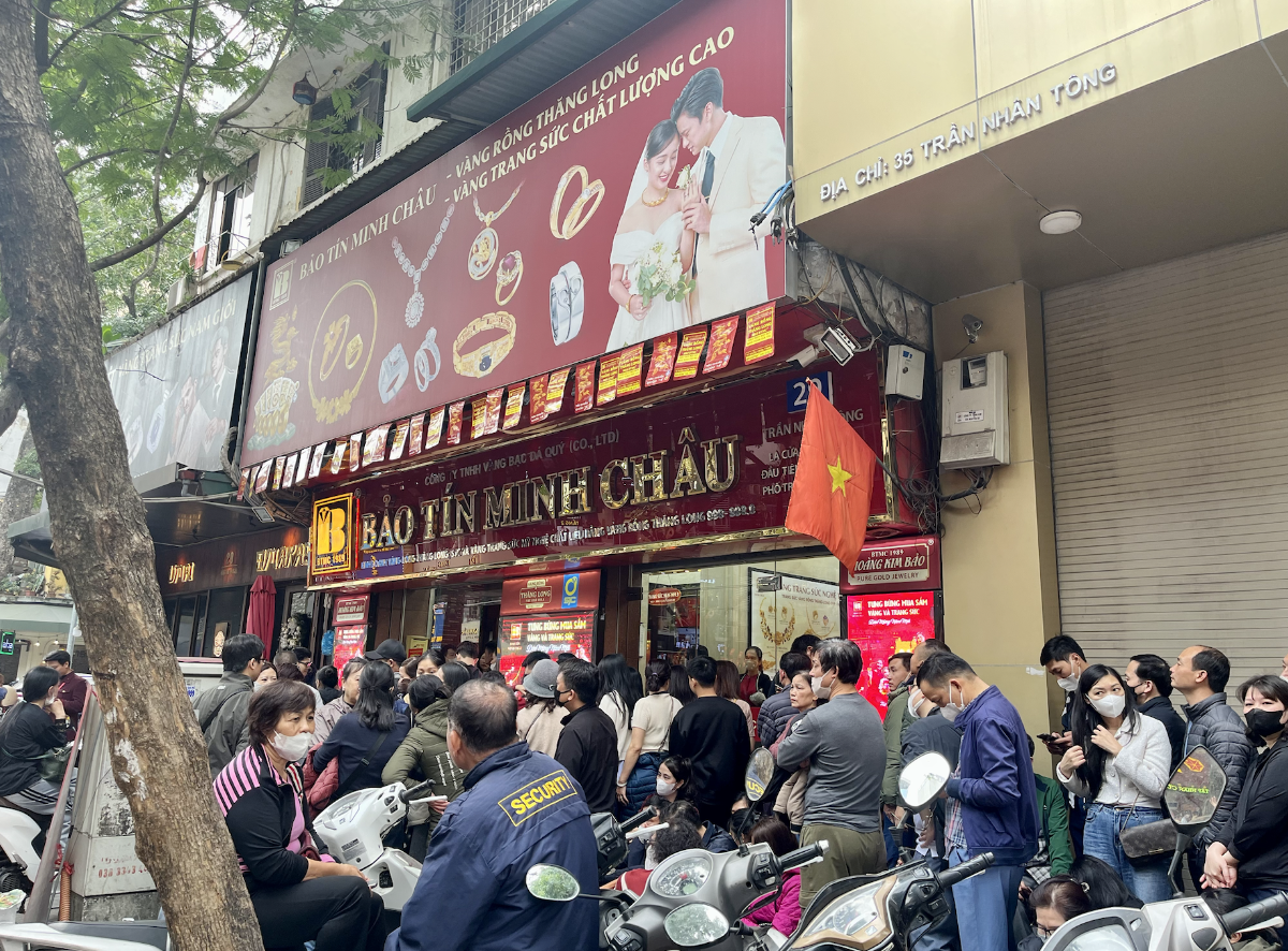 Người dân xếp hàng chờ giao dịch. Nguồn: Phóng viên VnEconomy