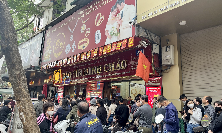 Người dân xếp hàng chờ giao dịch. Nguồn: Phóng viên VnEconomy