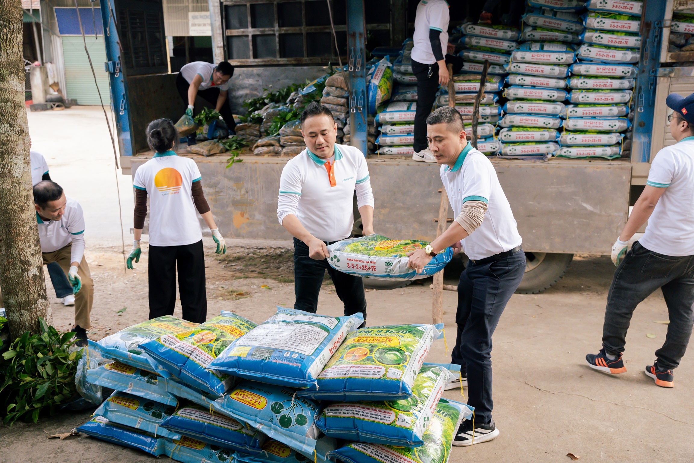 Cùng với cây giống, ABBANK trao tặng 10.000 kg phân bón nhằm hỗ trợ người dân trong giai đoạn đầu chăm sóc cây trồng.