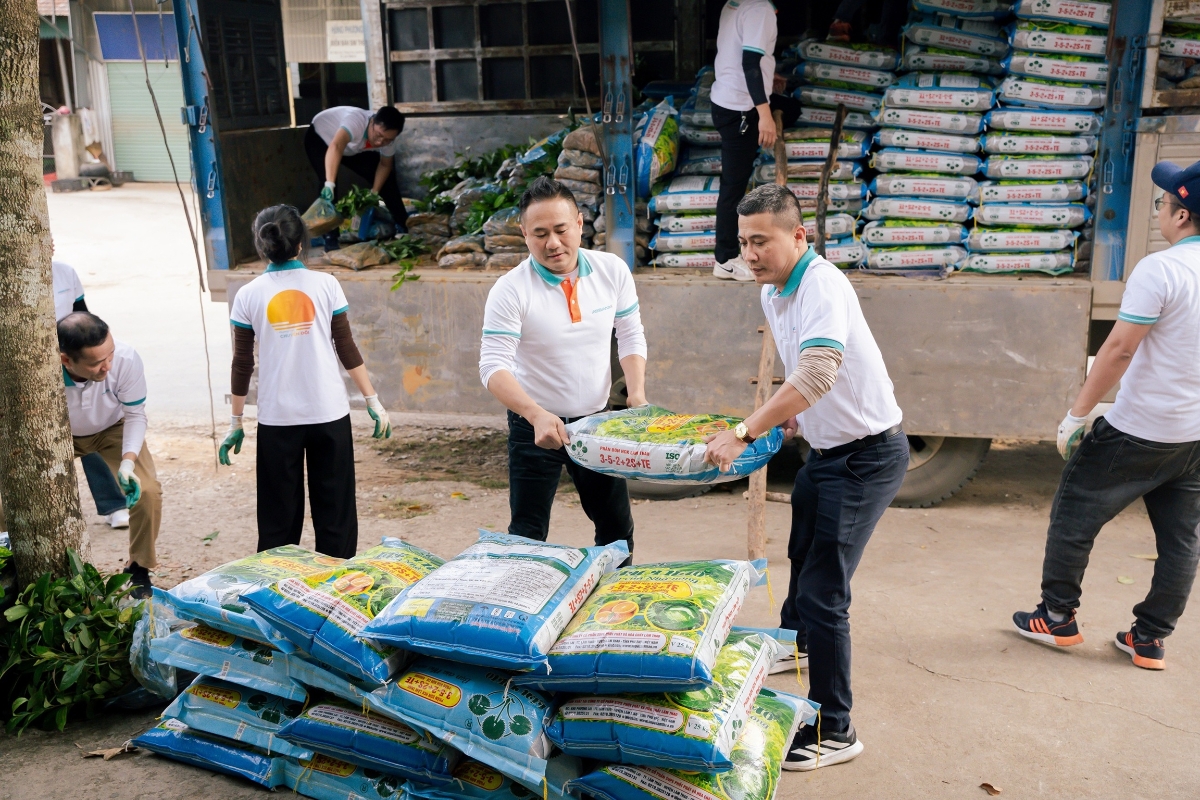 Cùng với cây giống, ABBANK trao tặng 10.000 kg phân bón nhằm hỗ trợ người dân trong giai đoạn đầu chăm sóc cây trồng.