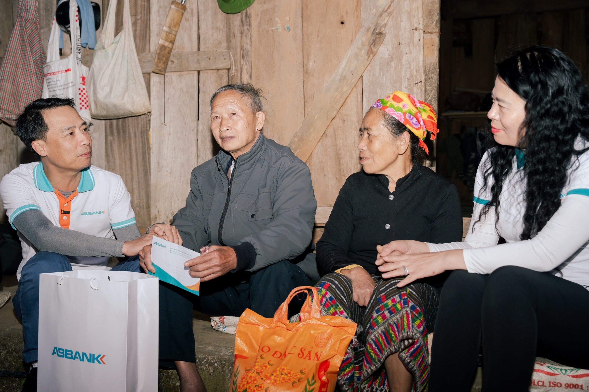 Sau chương trình, đại diện ABBANK tới thăm hỏi và trao quà Tết cho các gia đình có hoàn cảnh đặc biệt khó khăn tại xã Thông Thụ.