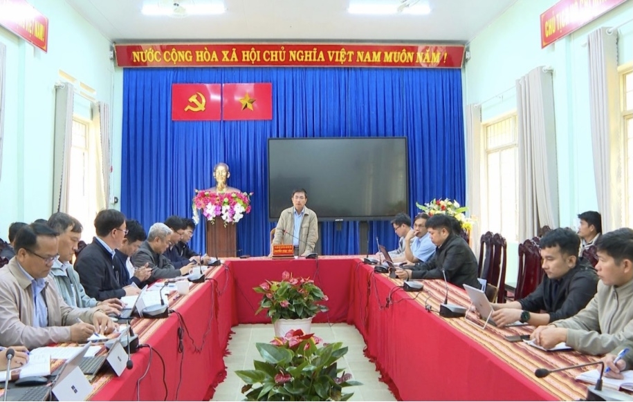 Phó Chủ tịch UBND tỉnh Quảng Ngãi Nguyễn Ngọc Sâm làm việc với các đơn vị, địa phương để tháo gỡ khó khăn,vướng mắc Dự cải tạo, nâng cấp tỉnh lộ 676.