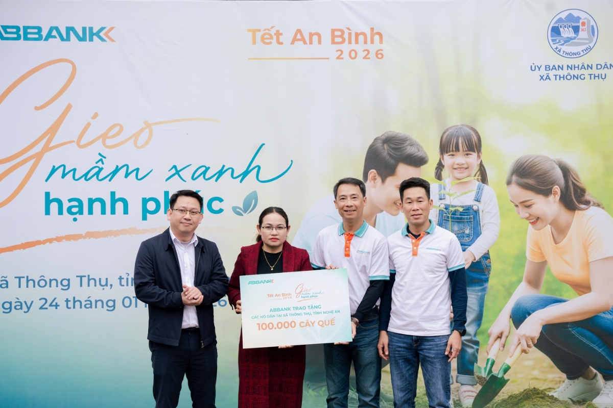 ABBANK trao tặng 100.000 cây quế giống cho 228 hộ dân xã Thông Thụ, tỉnh Nghệ An.