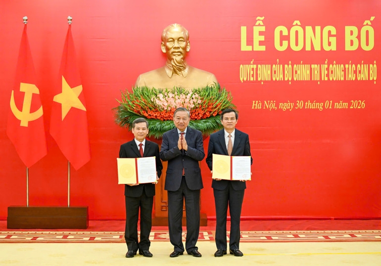 Tổng Bí thư Tô Lâm trao Quyết định của Bộ Chính trị cho các đồng chí Lê Minh Trí và Đoàn Minh Huấn. Ảnh: Nhân Dân.