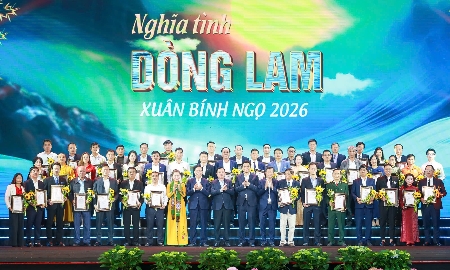 Lãnh đạo tỉnh Nghệ An chụp ảnh lưu niệm với các tập thể, cá nhân đã ủng hộ người nghèo tỉnh Nghệ An