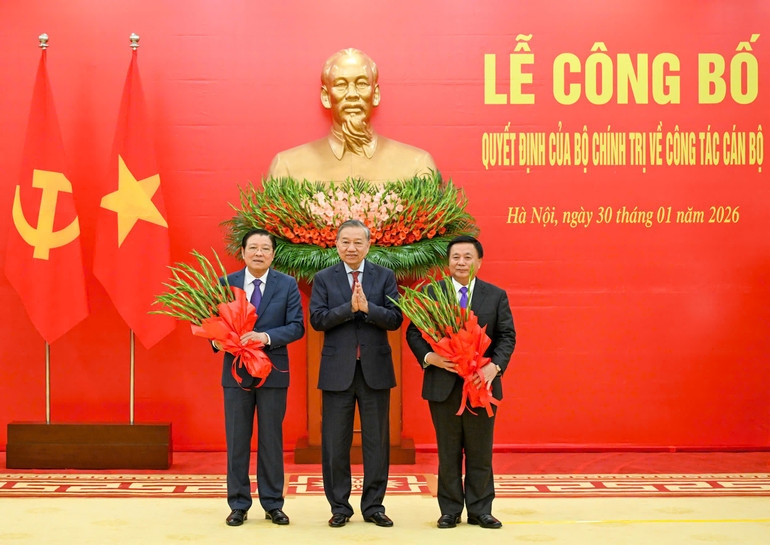 Tổng Bí thư tặng hoa các đồng chí Phan Đình Trạc và Nguyễn Xuân Thắng. Ảnh: Nhân Dân.