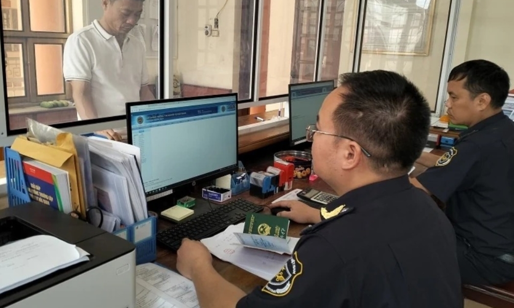 Cán bộ Hải quan Cửa khẩu Quốc tế Na Mèo giải quyết thủ tục cho người dân và doanh nghiệp.