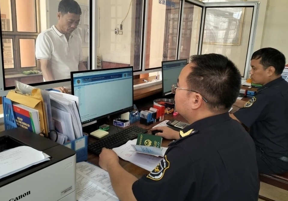 Cán bộ Hải quan Cửa khẩu Quốc tế Na Mèo giải quyết thủ tục cho người dân và doanh nghiệp.