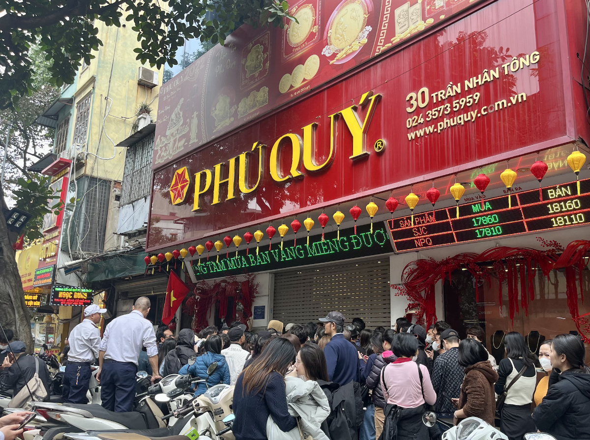 Doanh nghiệp kinh doanh vàng bạc phải tạm kéo đóng cửa để kiểm soát&nbsp;lượng khách quá đông trong buổi sáng 30/1.