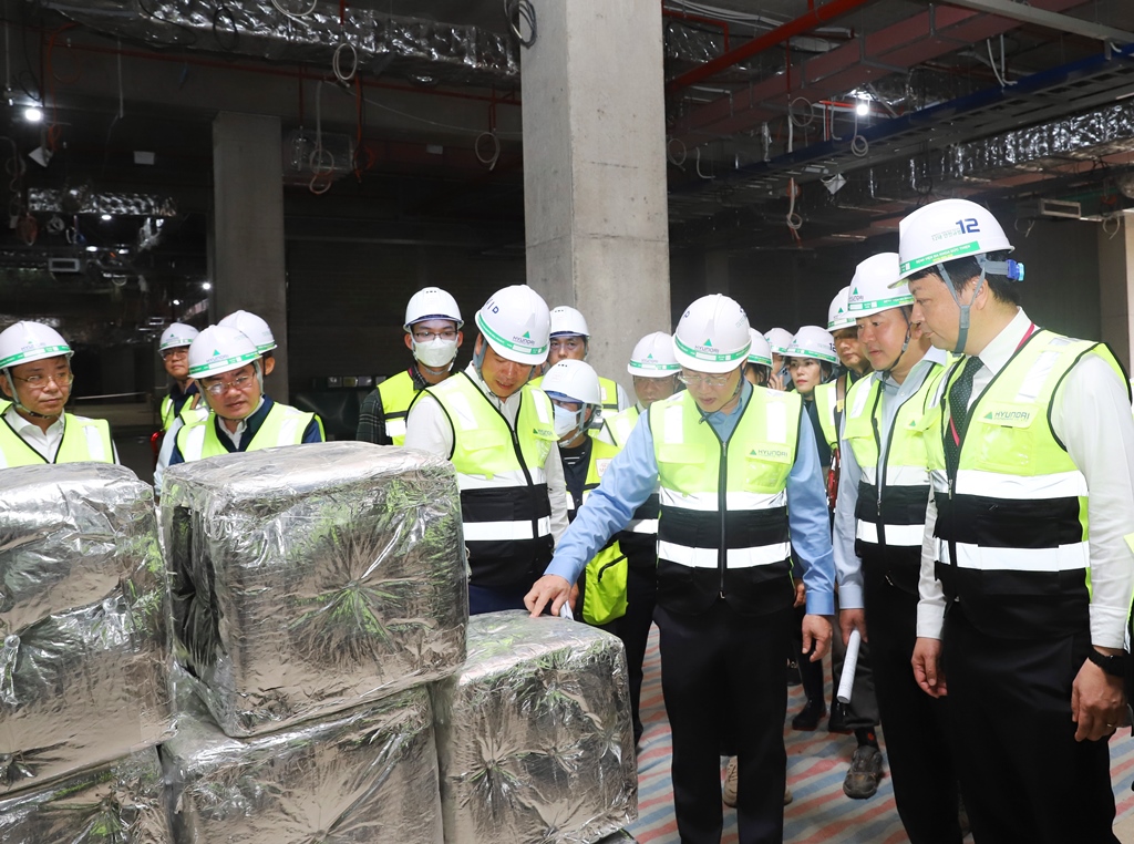 Phó Chủ tịch Thường trực UBND tỉnh Thanh Hoá Mai Xuân Liêm cùng đoàn công tác kiểm tra công trường xây dựng Trung tâm thương mại Aeon Mall Thanh Hóa.